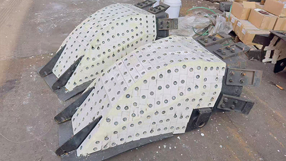 鋼廠(chǎng)抓取小料斗襯瓷施工